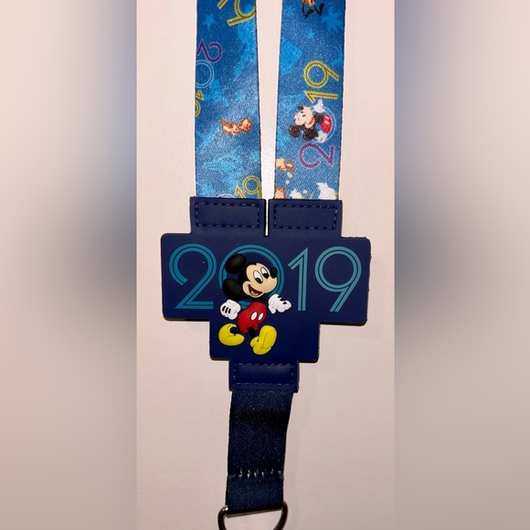 2 Disney Parks 2019 Mickey Mouse Friends Gray/Blue Reversible Pin Lanyard, NWT. - Picture 2 of 3